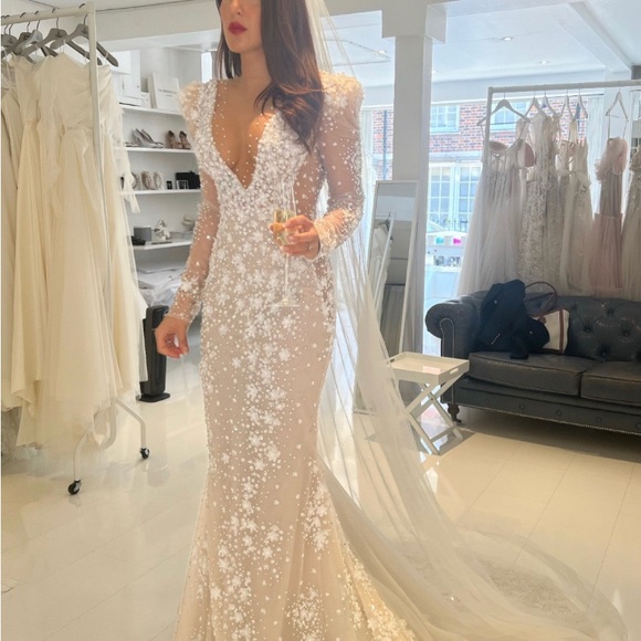 💎🤍💎 Berta Wedding Dress & Matching Veil 19-201 from 2022 Bridal Collection - Picture 3 of 9